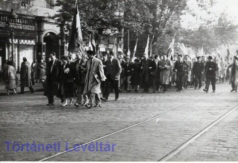 Tüntetők egy csoportja délután a Bajcsy-Zsilinszky úton (forrás: Történeti Levéltár)