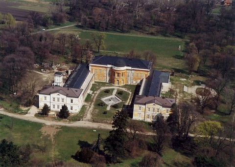 A kastély a felújítások megkezdése előtt (forrás: wikipedia)