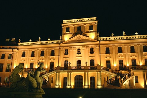 A fertődi kastély éjszakai megvilágításban (forrás: nemzetimuemlekek.hu)