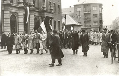 Tüntető tömeg Miskolcon 1956. október 26-án