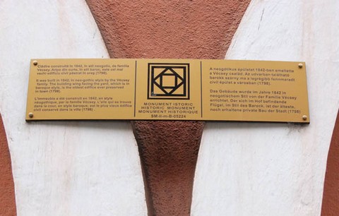 Az ötnyelvű tájékoztató táblák mind a 120 szatmárnémeti műemlék épületre felkerülnek (forrás:kronika.ro)