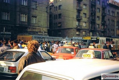 Életkép az Alkotás úton az 1990-es taxissztrájk idején (forrás: retronom.hu)