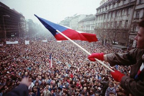 Tömegtüntetés a prágai Vencel-téren a bársonyos forradalom idején