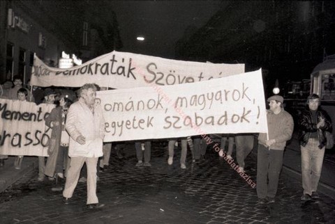Tüntetés a brassói felkelés első évfordulóján Budapesten, a Keleti Pályaudvarnál (fotó:Nagy Piroska)