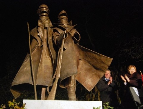 A doni hősök most felavatott emlékműve (fotó:MTI)