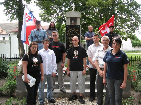 A Szlovák Megújhodási Mozgalom megemlékezése az Érsekújvár "védelme" közben 1919-ben elesett szlovákok emlékművénél. Néhány résztvevőn "Koszovó Szerbiáé" feliratú póló.