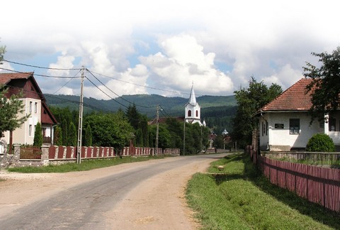 Zabolai utcakép - háttérben a katolikus templom