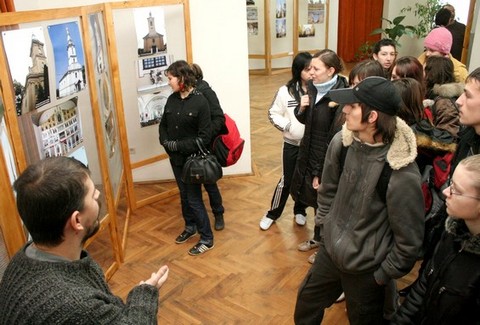 Érdeklődők a kiállítás megnyitóján (fotó:szatmar.ro)
