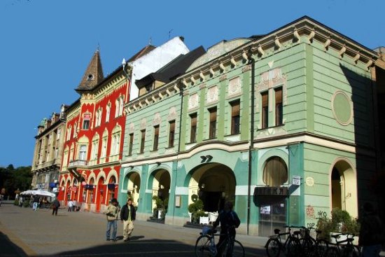 A lebontásra ítélt, korábban jelentősen átalakított Arany Bárány Szálloda (zöld színű épület). A Vojnics-palota (vörös épület) megmarad