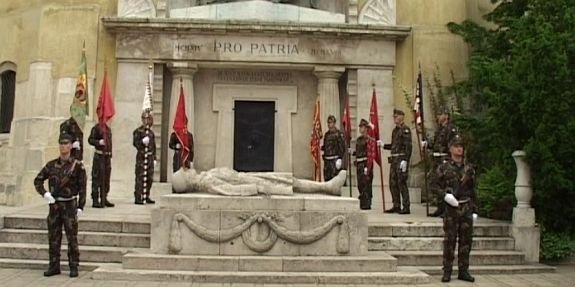 Koszorúzással emlékezett meg a katonahősökről Székesfehérvár önkormányzata és a Honvédség (forrás: szekesfehervar.hu)
