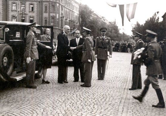 Károlyi Mihály fogadása Budapesten 1946-ban, mögötte a felesége