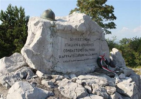 emlékmű Doberdó legmagasabb pontján, felirata: "a halálban barátokká lettek a magyar és olasz katonafiatalok" (fotó: Benkő Sándor)