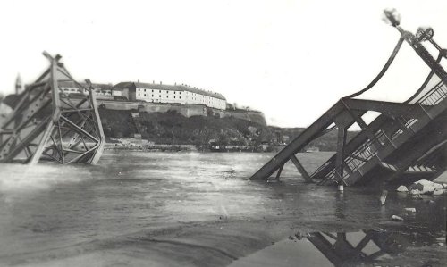 az újvideki Ferenc József híd romokban