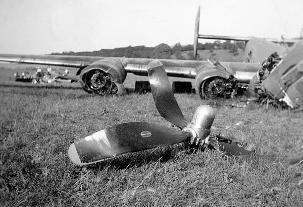 Liberator nehézbombázó roncsa Nagyberki mellett. A légvédelem rongálta meg 1944. július 7-én (fotó: Fortepan)
