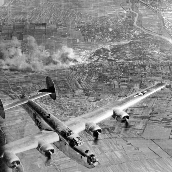 A Dunai Repülőgépgyárat bombázó Liberator a Csepel-sziget fölött (fotó: Fortepan)