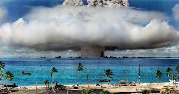 a Crossroads Baker kísérleti robbantás a Bikini atollnál 1946. július 25-én (színezett fotó)