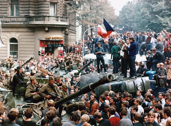 prágai fiatalok állnak egy szovjet katonai jármű tetején (1968. augusztus 21., fotó: Libor Hajsky)