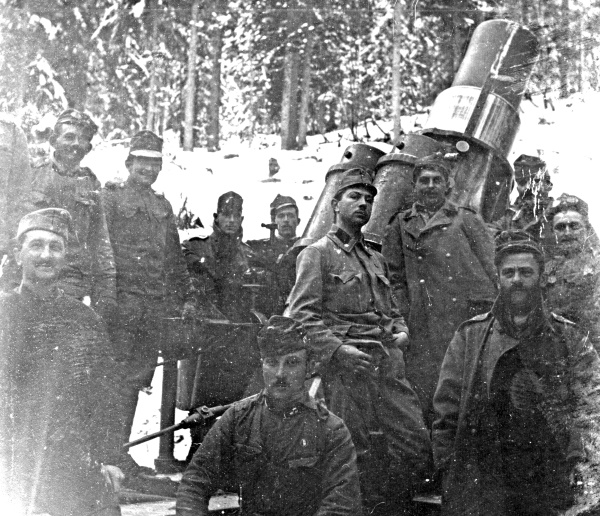 csoportkép az olasz fronton (illusztráció, Fortepan)